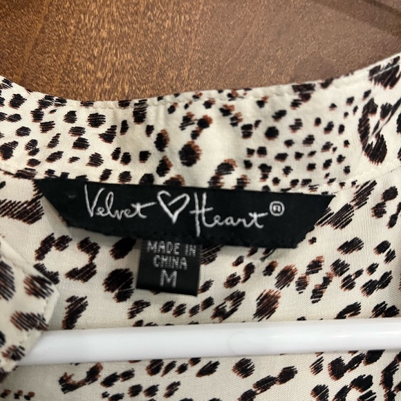 Animal print top w front buttons, longer back. - Picture 3 of 3